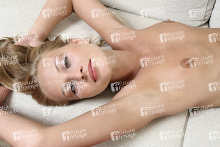 Frau auf Sofa / Woman on sofa