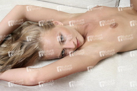 Frau auf Sofa / Woman on sofa