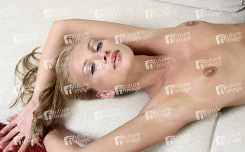 Frau auf Sofa / Woman on sofa