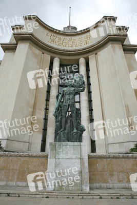 Statue am Palais de Chaillot
