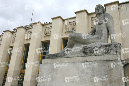 Skulptur vor dem Palais de Chaillot
