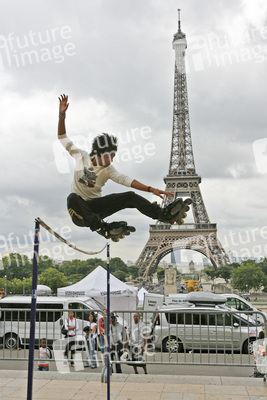 Inline-Skater vor Eiffelturm / Tour Eiffel