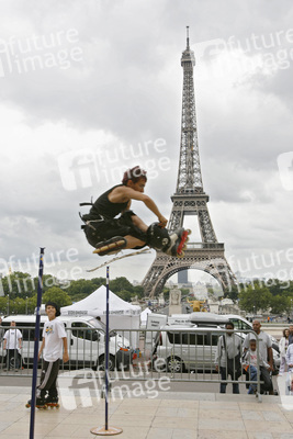 Inline-Skater vor Eiffelturm / Tour Eiffel