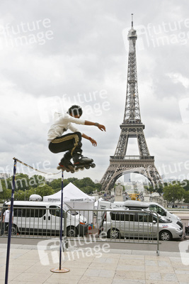 Inline-Skater vor Eiffelturm / Tour Eiffel