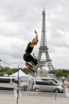 Inline-Skater vor Eiffelturm / Tour Eiffel