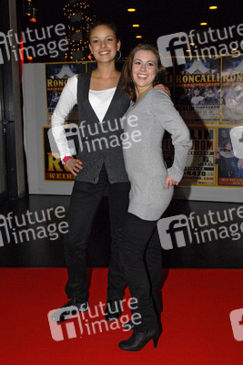 Janina Uhse, Sarah Tkosch