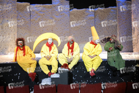 Wjatscheslaw Iwanowitsch 'Slava' Polunin mit seinem Team