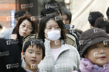 Passant mit Mundschutz