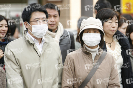 Passanten mit Mundschutz