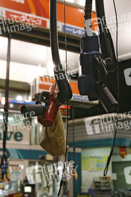 Zapfhähne an Tankstelle