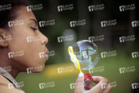 Afro-deutsches Kind macht Seifenblasen