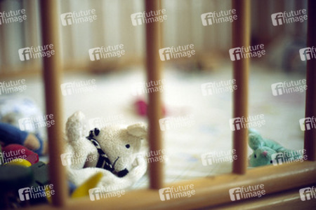 Laufstall mit Spielzeug