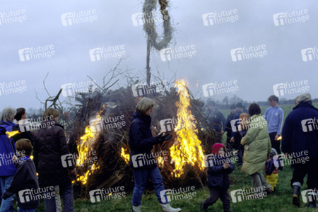 Tanz um ein Osterfeuer
