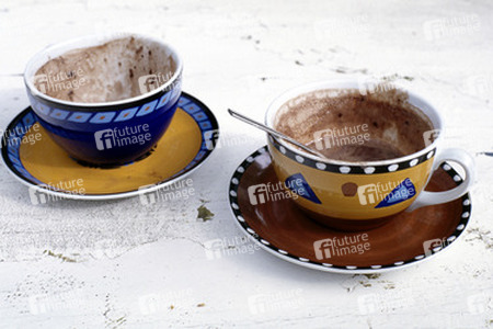 Zwei leere Tassen Schokolade