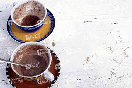 Zwei leere Tassen Schokolade