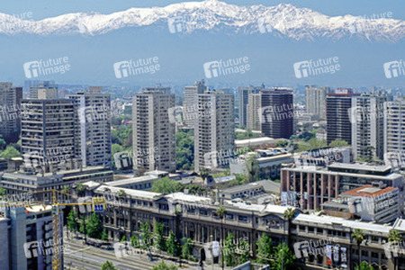 Smog über Santiago auch am Sonntag mit Blick vom Cerro Huelles nach Nordosten auf die Anden und die Katholische Universitaet im Vordergrund