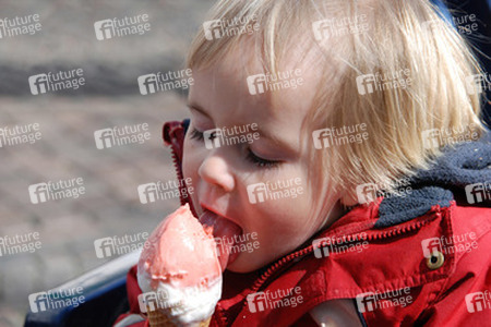 Kleiner Junge ißt rotes Eis
