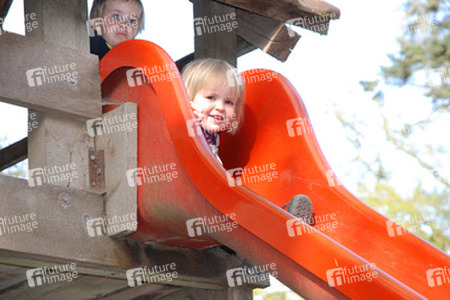 Kinder auf einer Rutsche