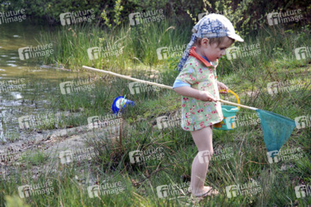 Junge am See mit Köcher