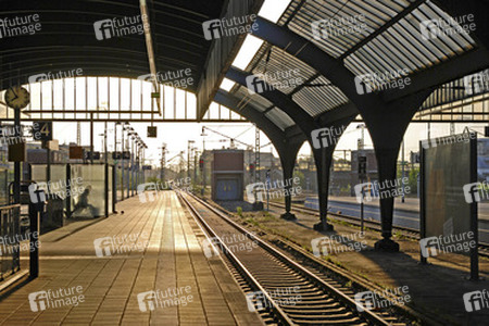 Bahnsteig im Gegenlicht