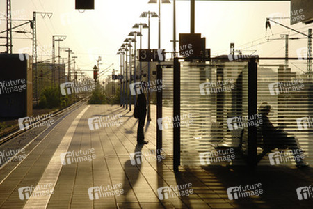Szene auf einem Bahnsteig mit Gegenlicht