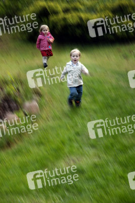Zwei rennende Kinder