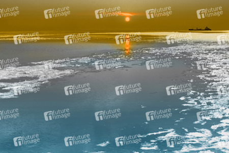 Schiff im Eismeer bei Sonnenuntergang