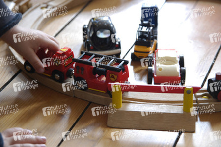 Spielzeugeisenbahn und Kinderhände