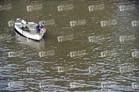 Fischer in kleinem Motorboot