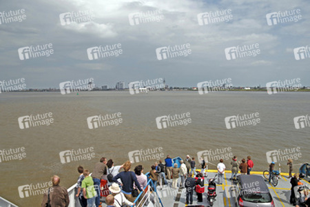 Passagiere auf einer Fähre nach Bremerhaven mit Skyline