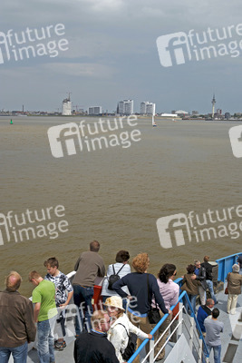 Passagiere auf einer Fähre nach Bremerhaven mit Skyline