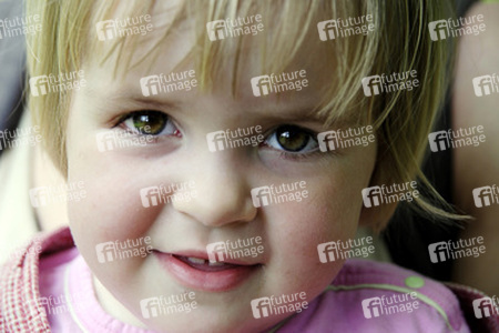 Portrait eines blonden kleinen Mädchens