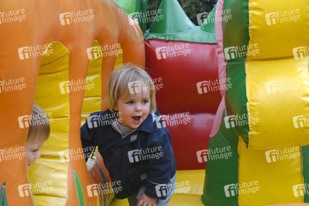 Kinder in Hüpfburg