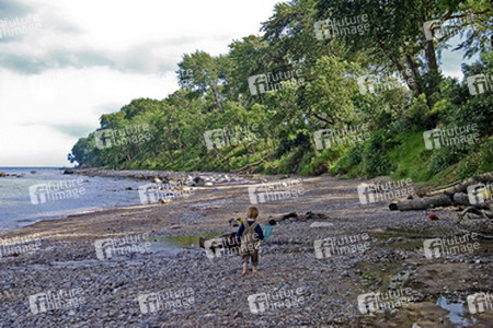 Junge mit Kescher am Strand von Frederikenhof