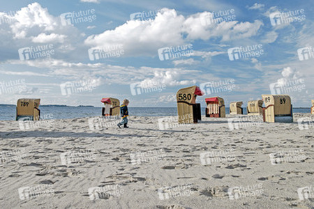Junge und Strandkörbe