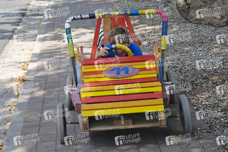 Junge in einer Seifenkiste