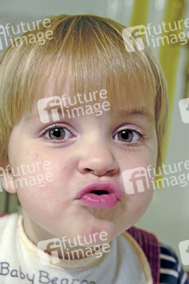 Kleines Mädchen zieht Grimasse
