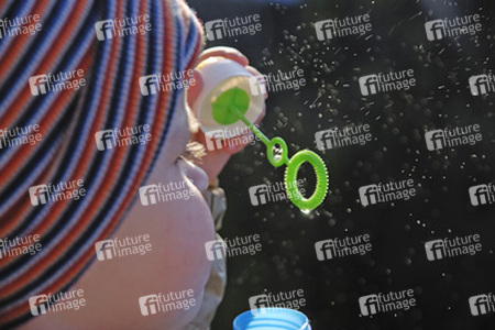 Kleines Mädchen macht Seifenblasen