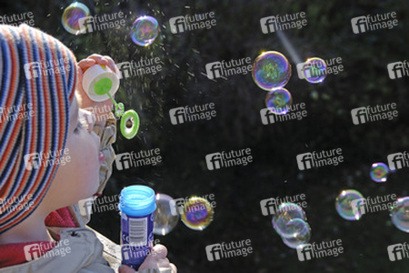 Kleines Mädchen macht Seifenblasen