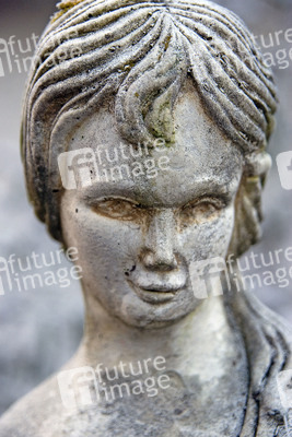 Gesicht einer Frauenskulptur aus Beton