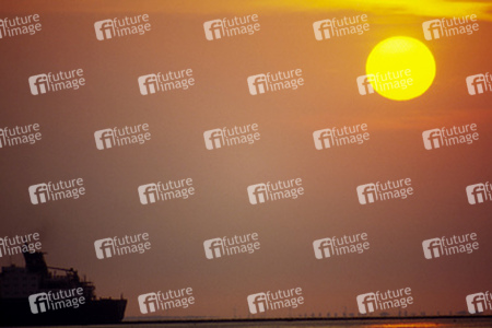 Schiff im Sonnenaufgang