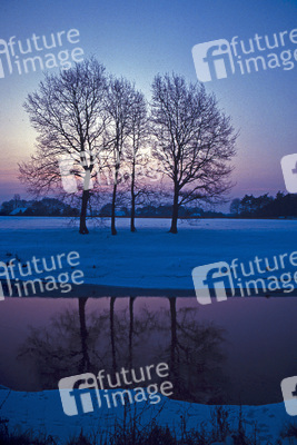 Winterliche Dämmerung an einem Fluss