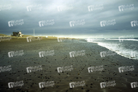 Der dunkle Sand und die Steine sind Überreste alter, vulkanischer Abtragungen aus den Bergen, auf die sich Saharasand gelegt hat