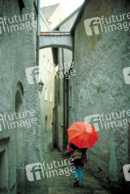 Frau mit rotem Regenschirm