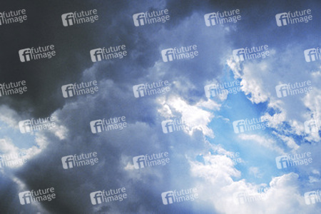 Blaue Wolken mit Sonnenstrahlen