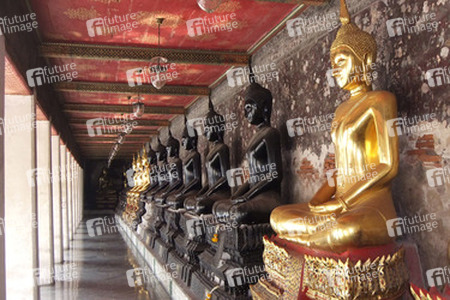 Buddha Statuen im Wat Suthat Thepwararam Ratchaworamahaviharn