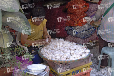 Mann beim Knoblauch schälen