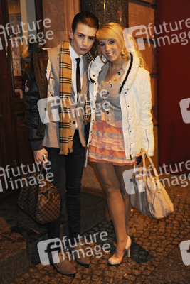 Annemarie Eilfeld mit Begleitung