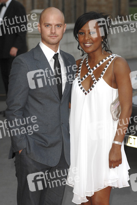 Kéllé Bryan mit Begleitung