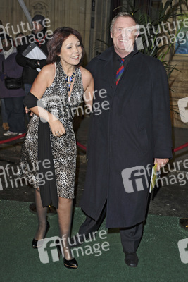 Chris Tarrant mit Begleitung